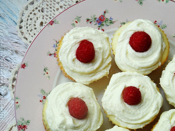 Raspberry Filled White Chocolate Buttercream Cupcakes Amanda S Cookin