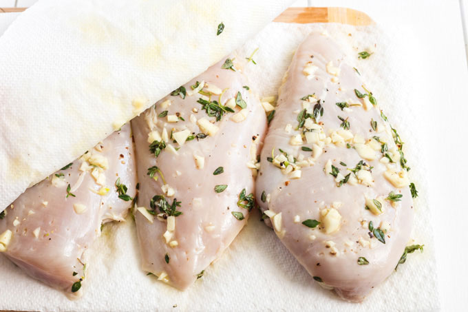marinated chicken breasts in paper towels