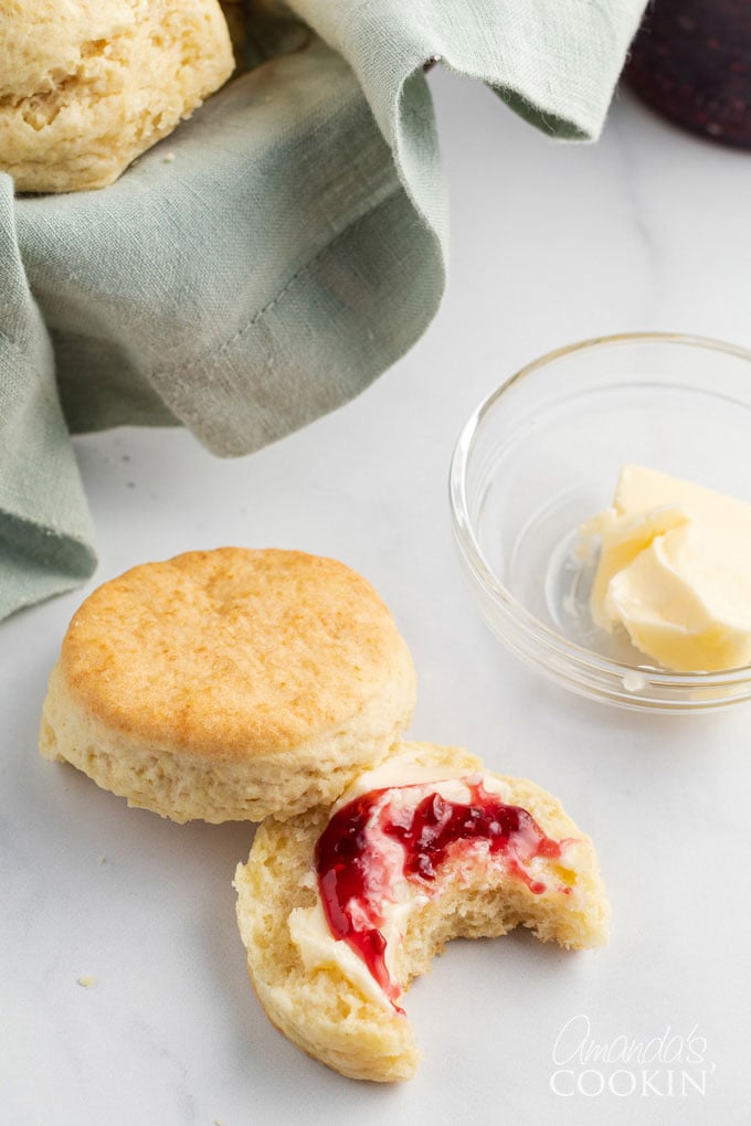 biscuit with jam