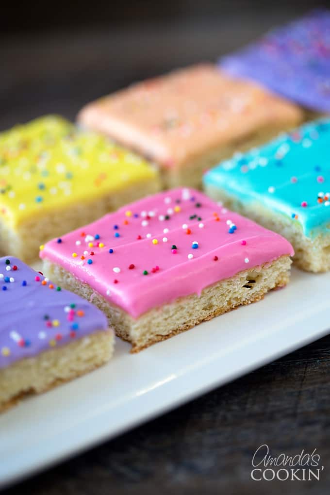 Frosted Sugar Cookie Bars: soft, chewy and oh so pretty sugar cookie bars!