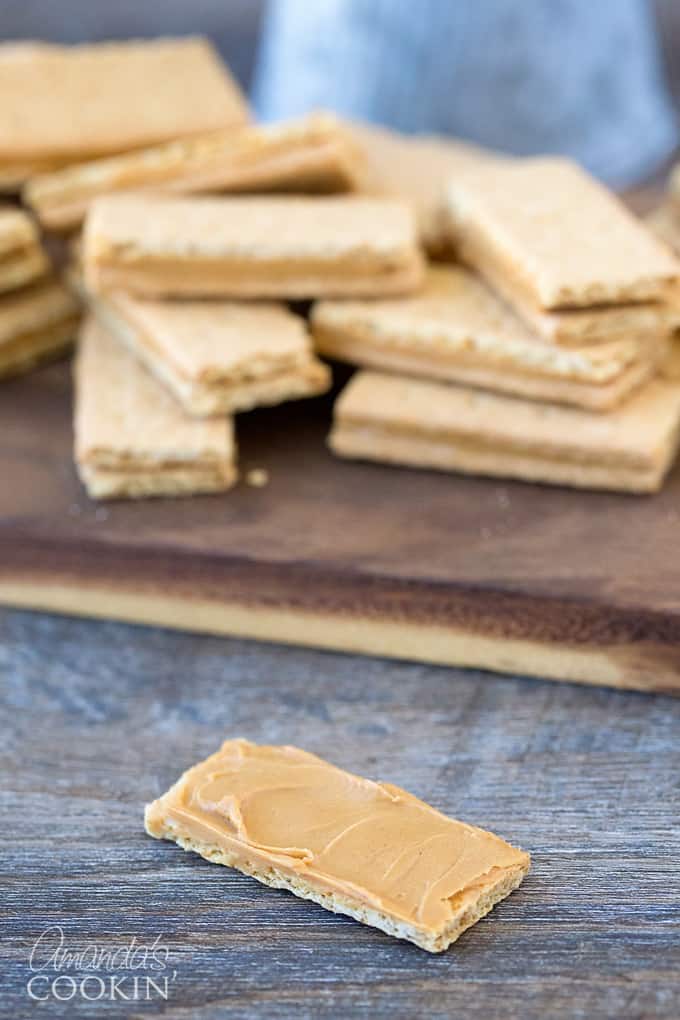 Graham crackers with peanut butter