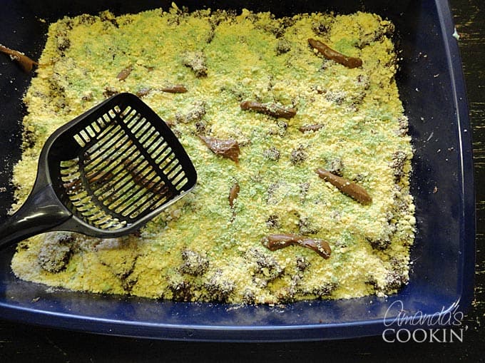 An overhead photo of a kitty litter cake.