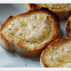 A close up photo of garlic bread.