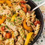 black bowl of chicken and peppers pasta