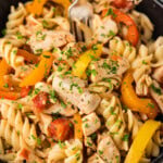 chicken and peppers pasta in black bowl