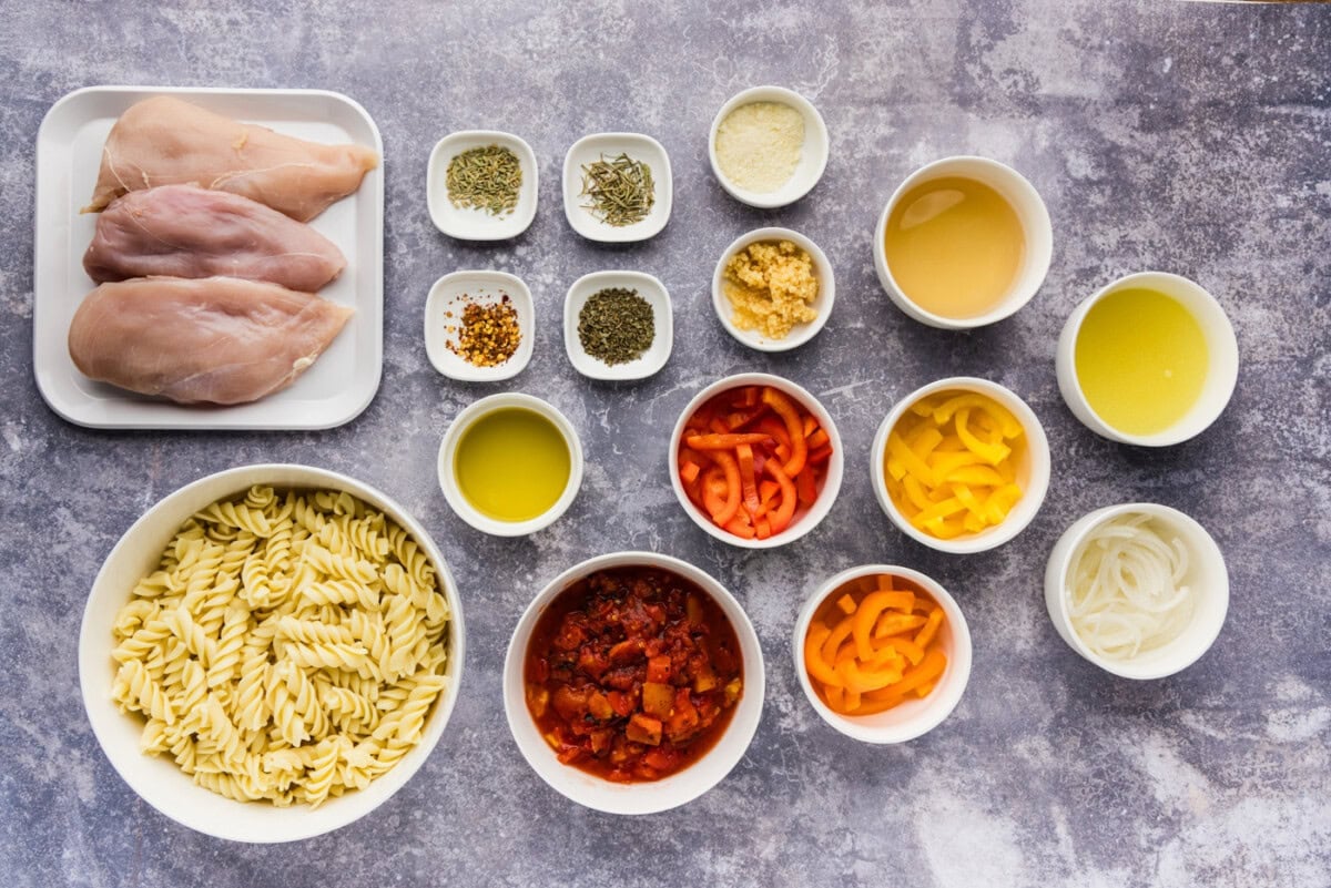 ingredeints for chicken and peppers pasta