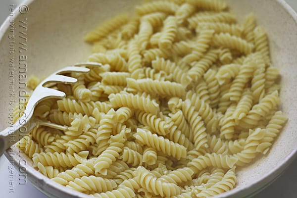 A close up of a bowl of Rotini pasta.