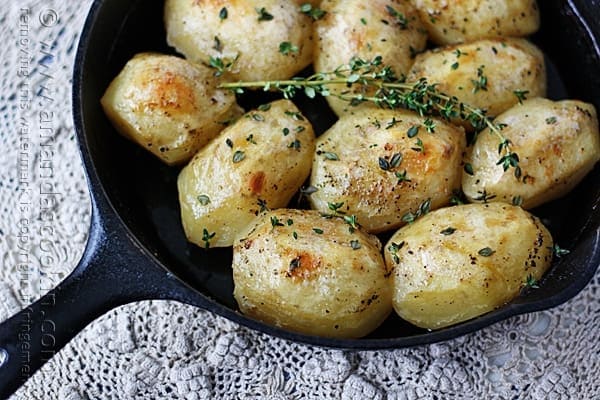 These roast potatoes in a cast iron skillet look so amazing!