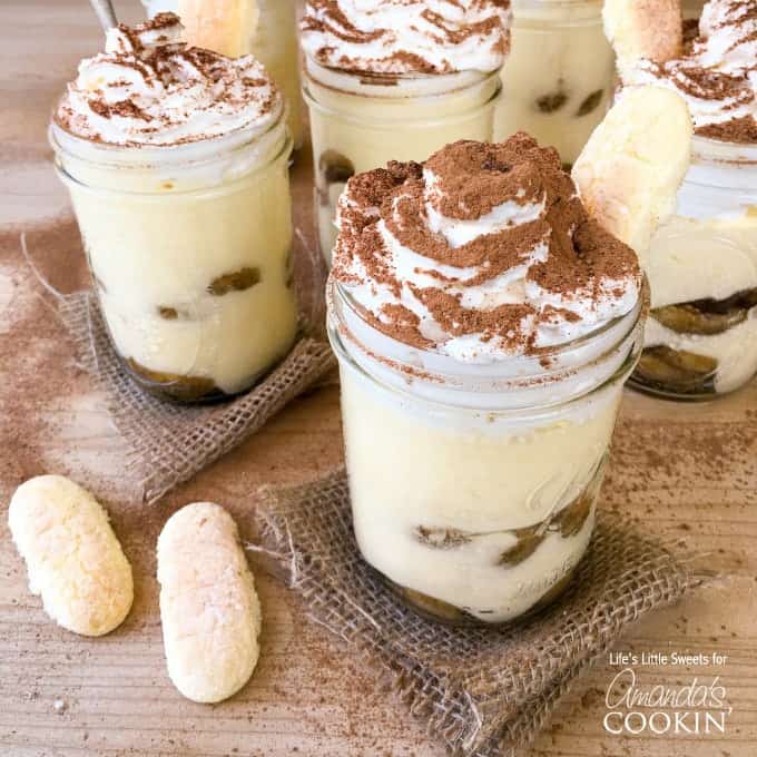 parfaits de tiramisú en tarros de cristal