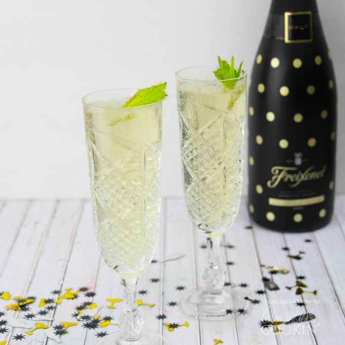 Fizzy Julep: a champagne twist on the Mint Julep cocktail in glasses