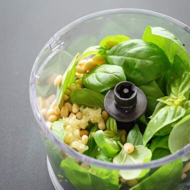 Mini Food processor with basil and pine nuts