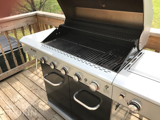 Clean gas grill outlet burners