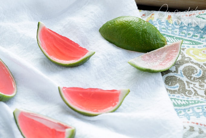  couennes de citron vert remplies de jello de pastèque