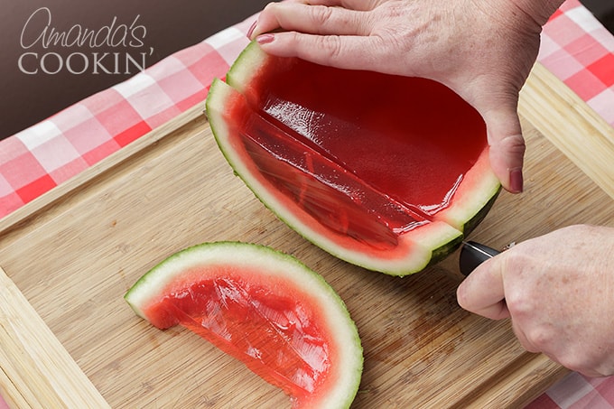 Cortar en rodajas la sandía rellena de gelatina