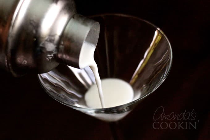 Utiliser un shaker à martini pour ce Key Lime Pie Martini