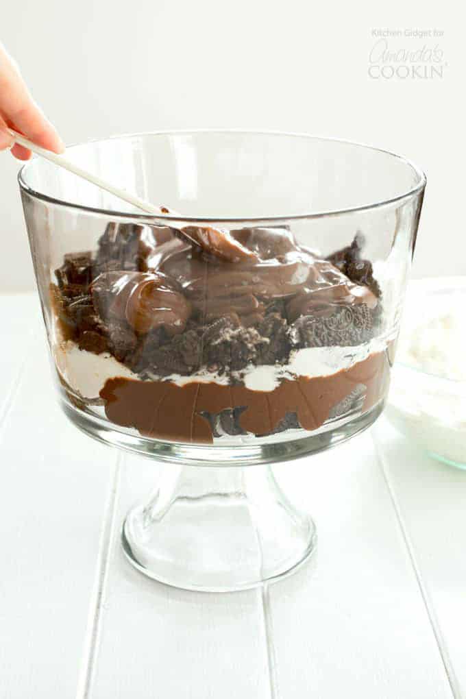 Spreading a layer of chocolate pudding over Oreos