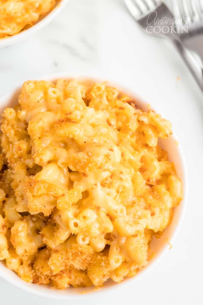 bowl de macarrão e queijo assado