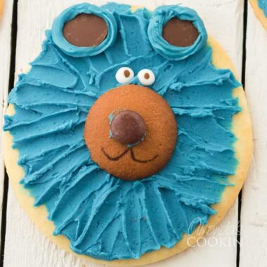 close up of cookie decorated like a bear