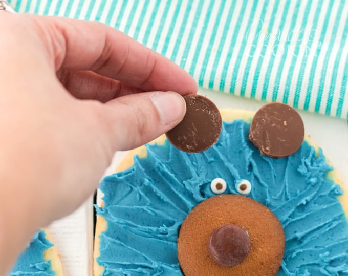 adding candy melts to top of cookie