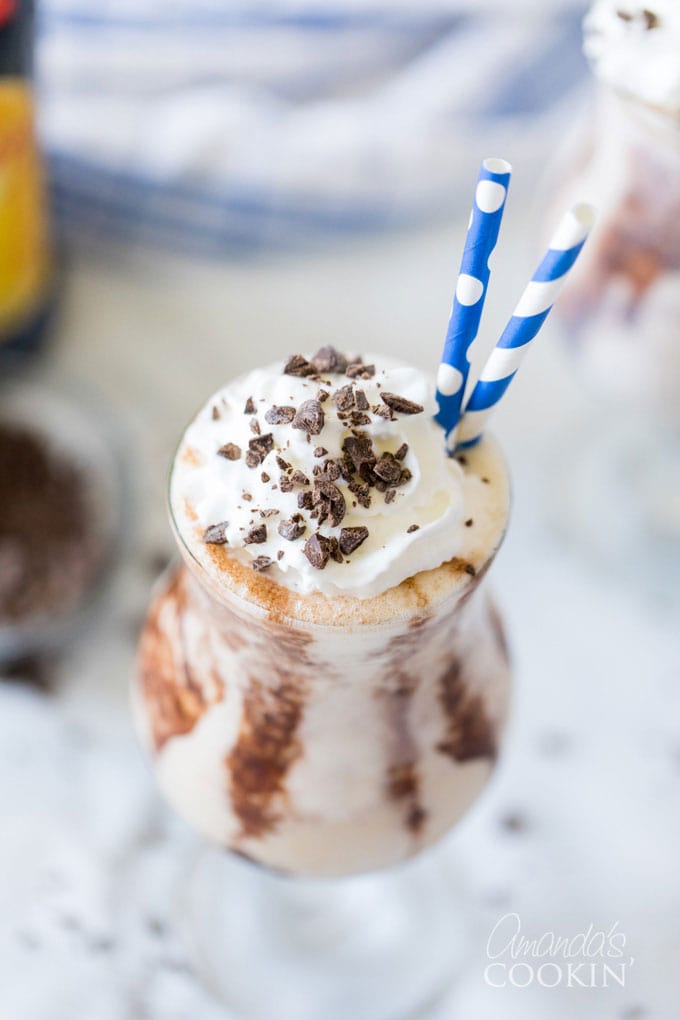 hurricane glass with mudslide and two straws