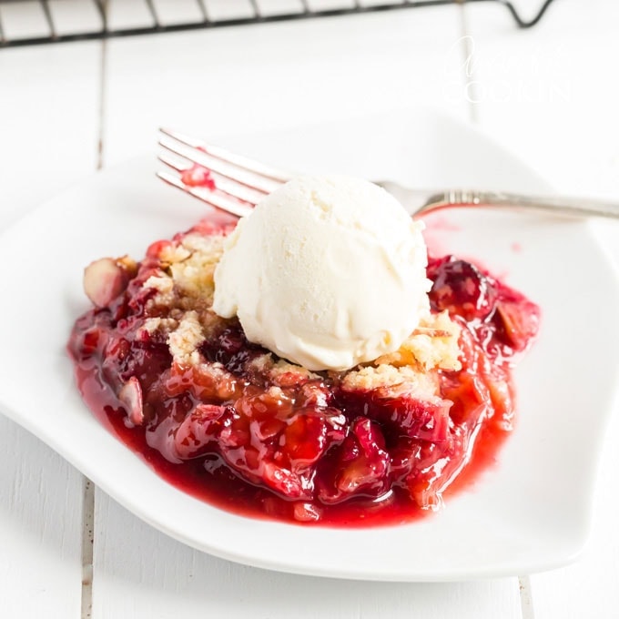 dih of rhubarb crumble with ice cream