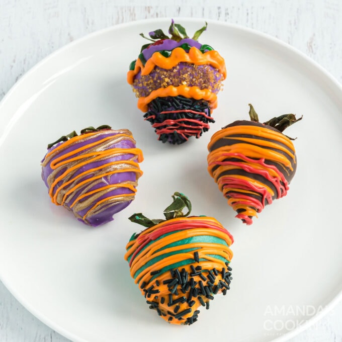 HALLOWEEN THEMED CHOCOLATE COVERED STRAWBERRIES ON A PLATE