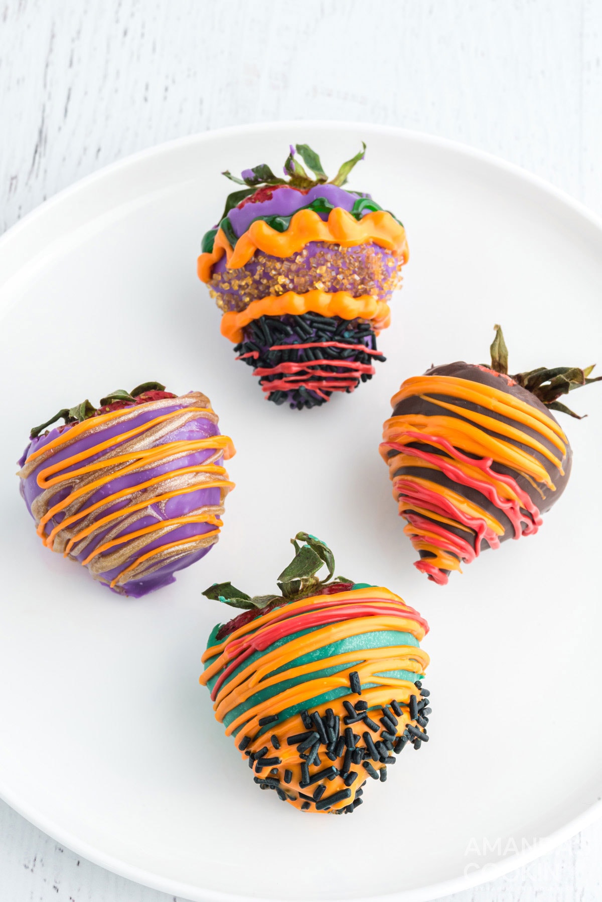 HALLOWEEN THEMED CHOCOLATE COVERED STRAWBERRIES ON A PLATE