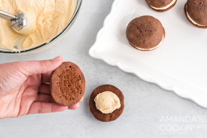 Mini Pumpkin Whoopie Pies Amanda S Cookin Cake Cupcakes   Mini Pumpkin Whoopie Pies Step 15 680x454 