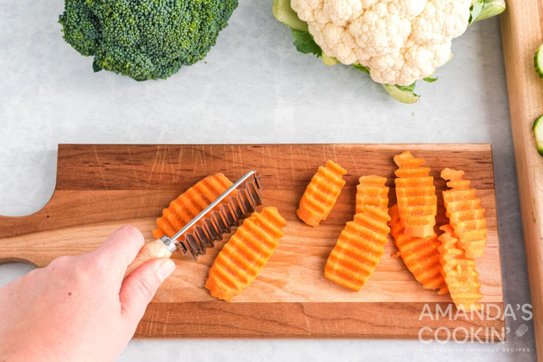 cutting carrots with a crinkler
