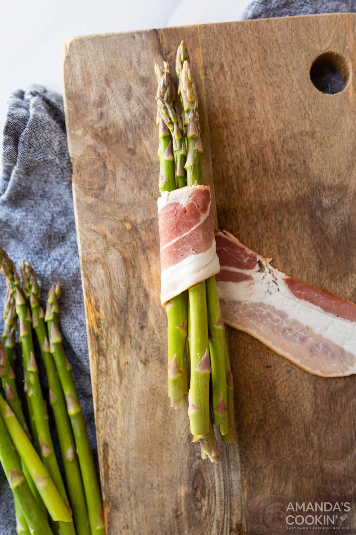 bacon wrapped around asparagus spears