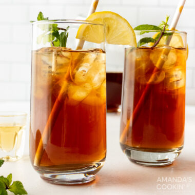 2 glasses of iced tea cocktail