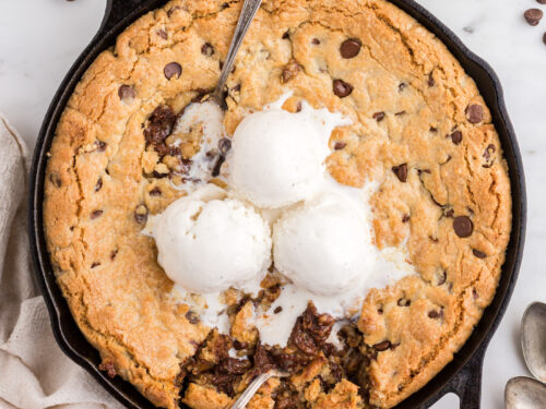 https://amandascookin.com/wp-content/uploads/2021/08/chocolate-chip-cookie-skillet-RC-SQ-500x375.jpg