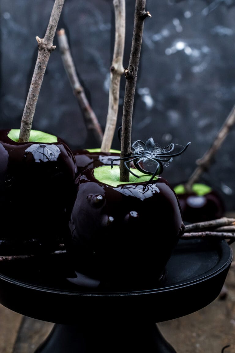 Halloween Candy Apples - Amanda's Cookin' - Halloween