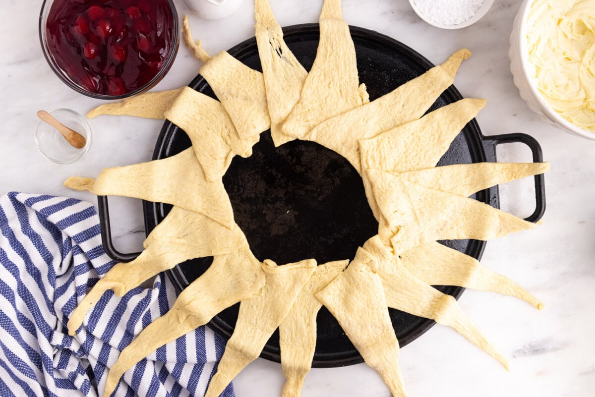 crescent rolls in a circle