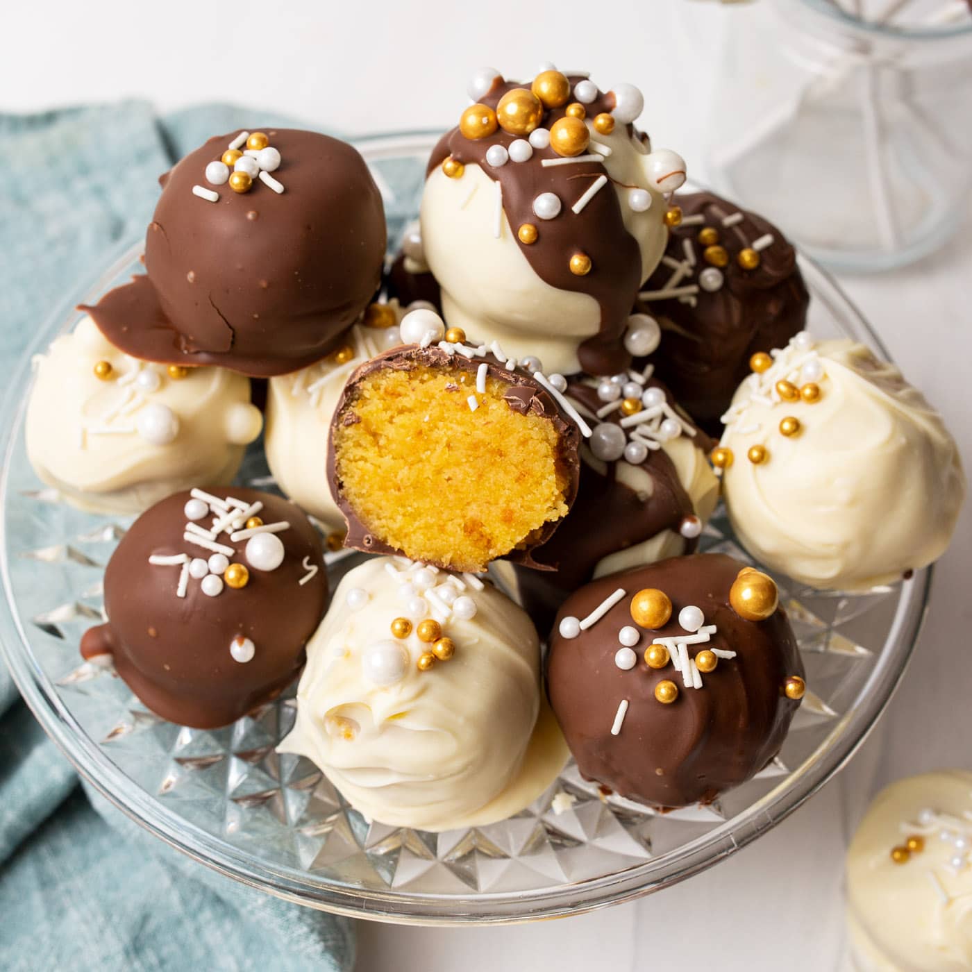Easy Chocolate Cake Balls (Cake Pops) | YellowBlissRoad.com
