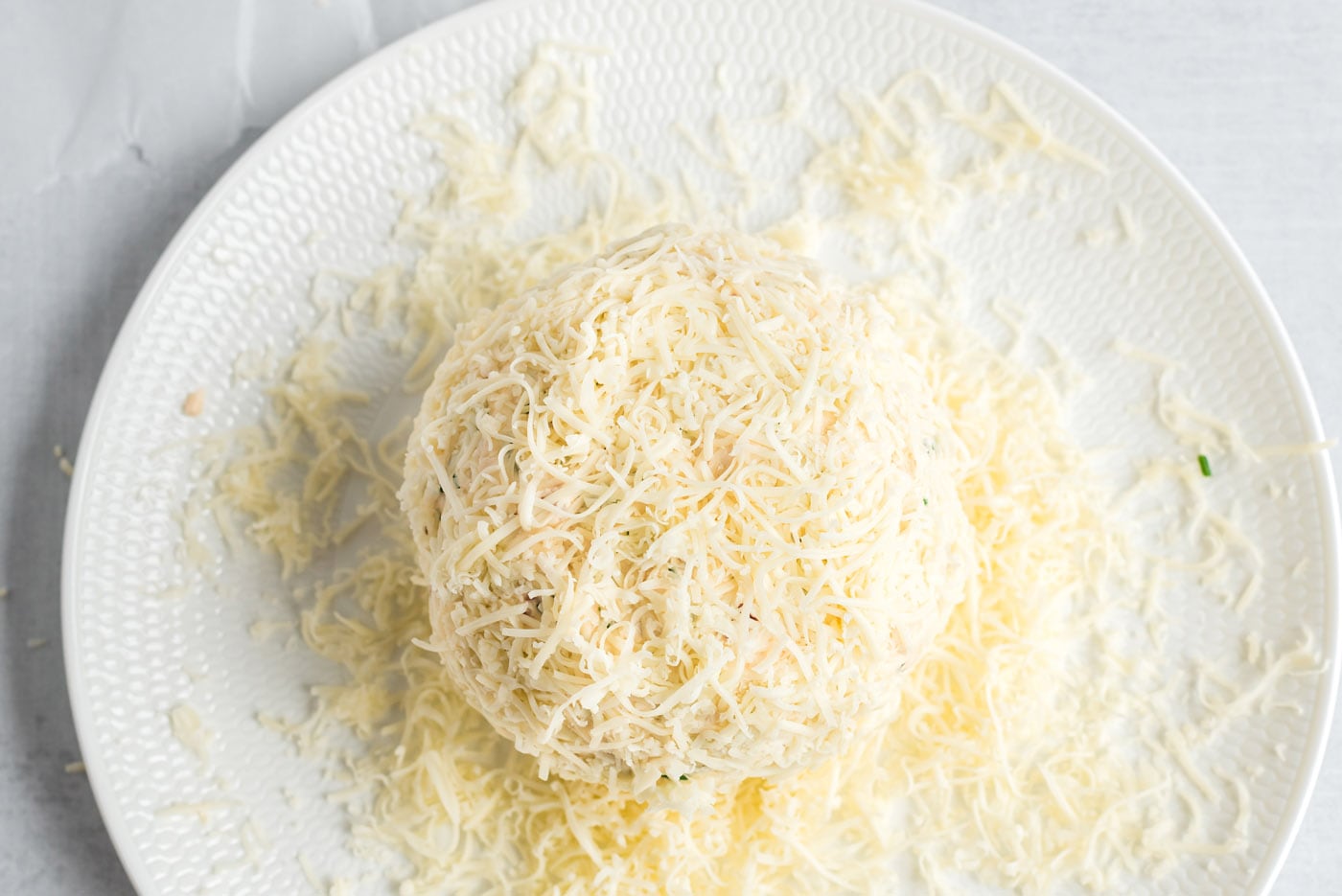 mozzarella cheese on gouda cheeseball