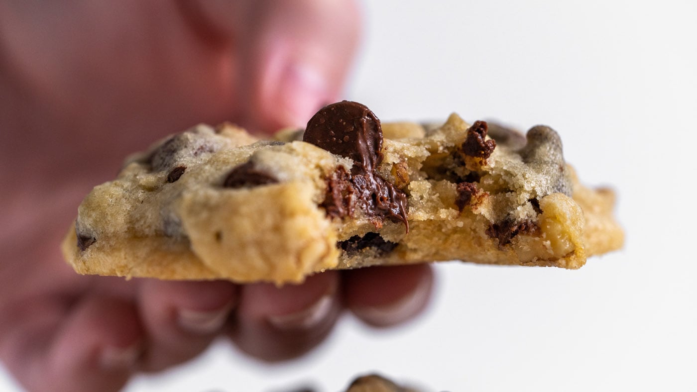 These Doubletree chocolate chip cookies come straight from the source itself! These large and in cha