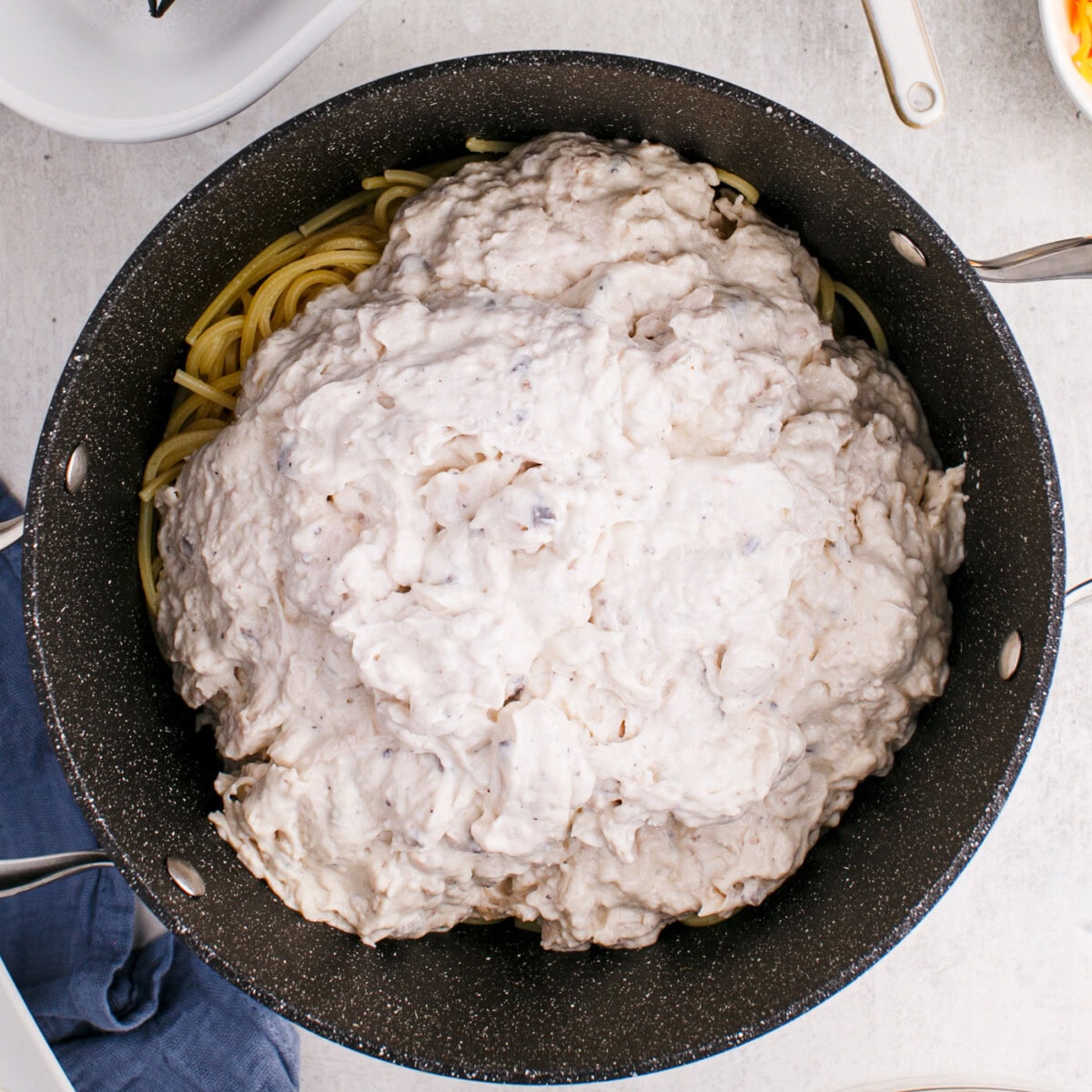 chicken creamy sauce on top of spaghetti noodles