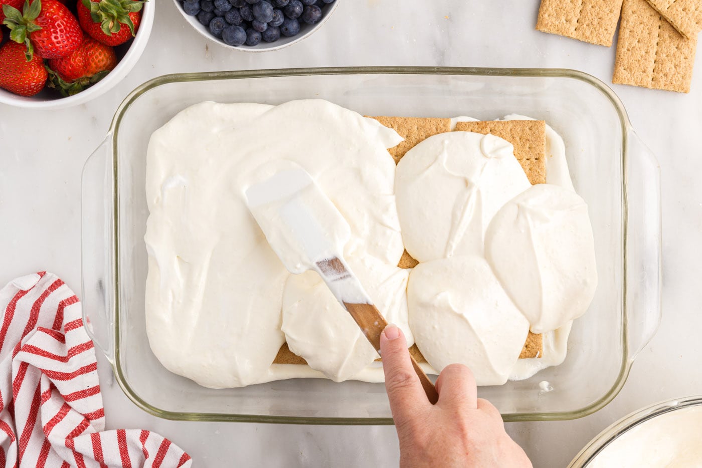 spreading pudding mixture over graham crackers