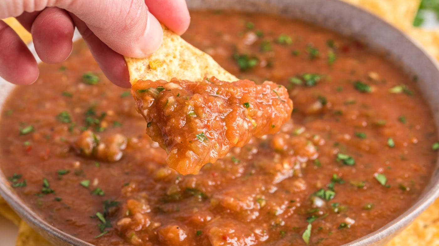 This easy and quick 10-minute restaurant style salsa uses canned tomatoes, green onions, garlic, cil