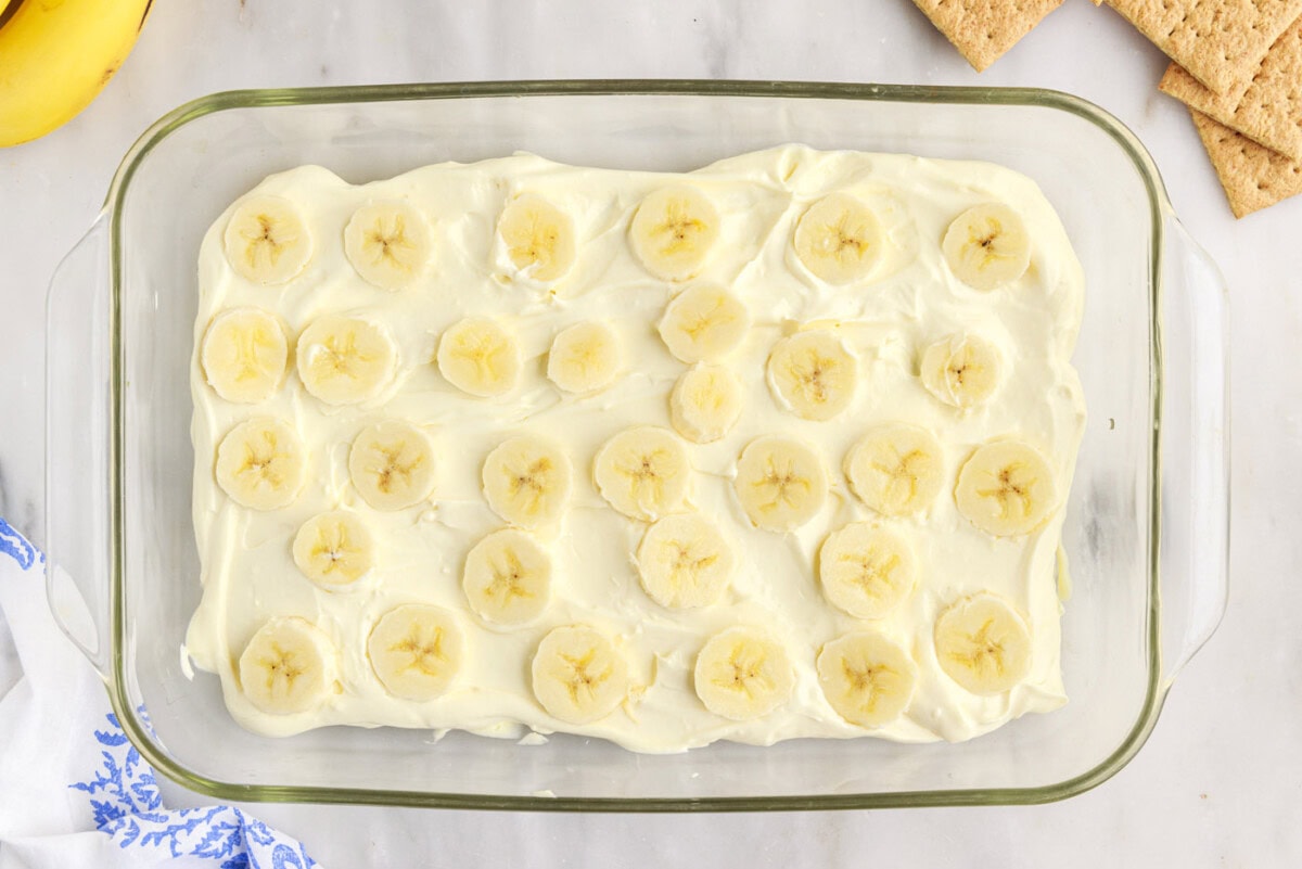 banana slices on top of banana cream pudding