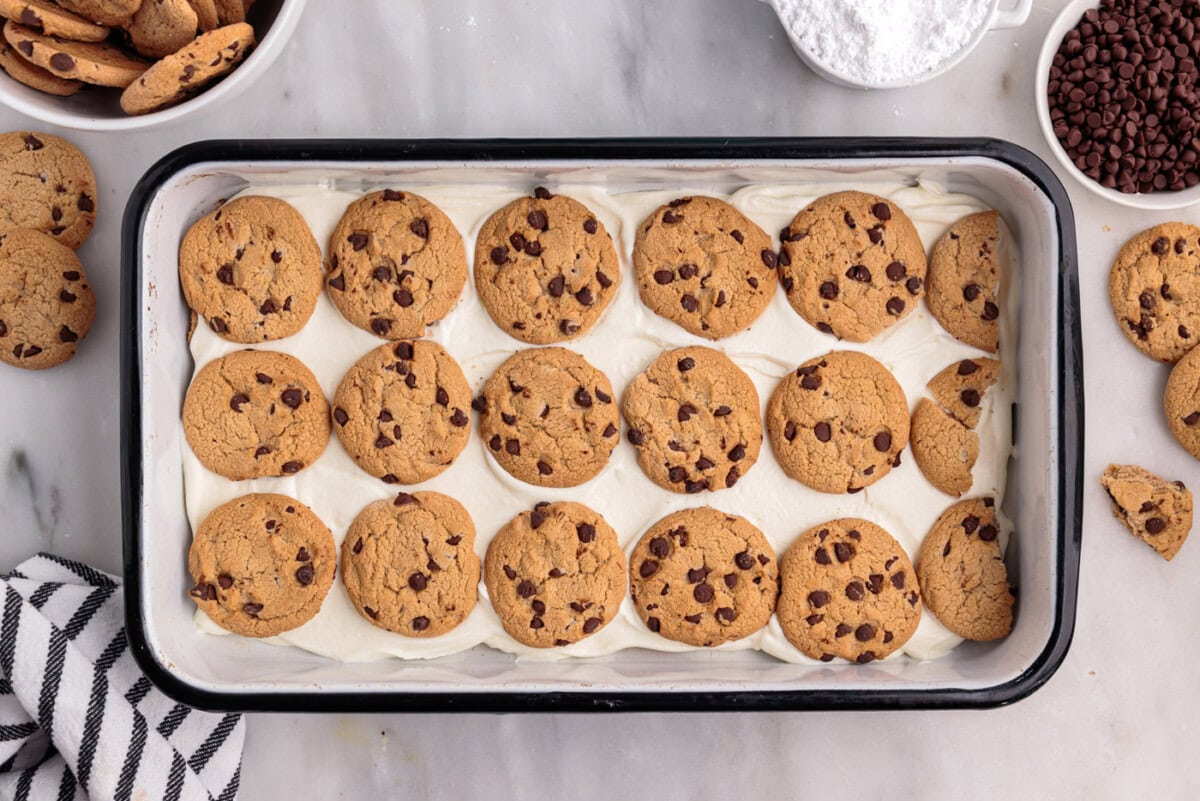 layers of cookies and cream cheese mixture in a dish