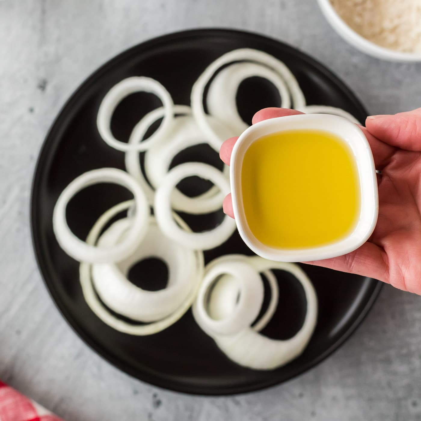 olive oil over onion rings