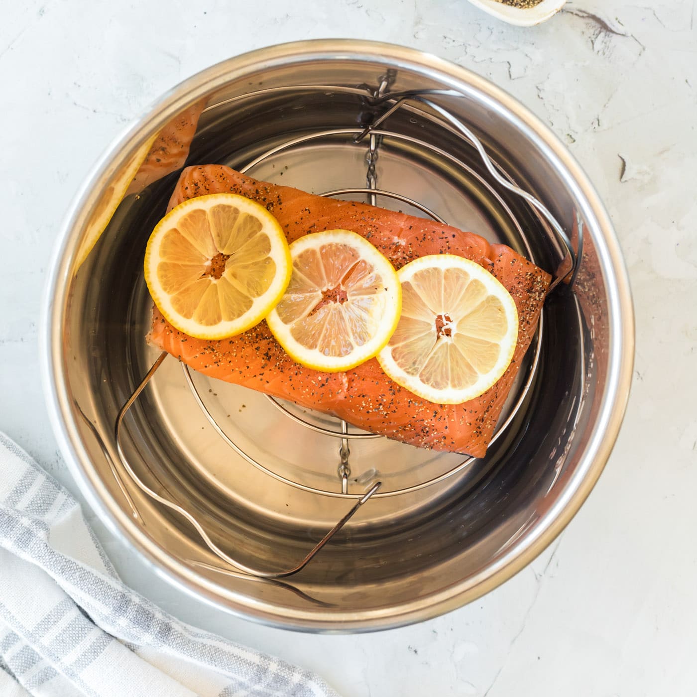 lemon slices on top of salmon in instant pot