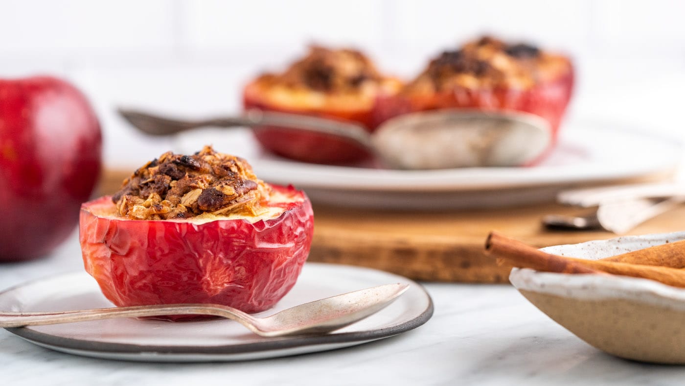 All you need is 2 juicy apples, old-fashioned rolled oats, pecans, cinnamon, brown sugar and a few o