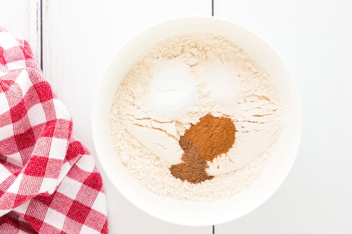 flour, baking soda, salt, cinnamon, nutmeg, and allspice in a bowl