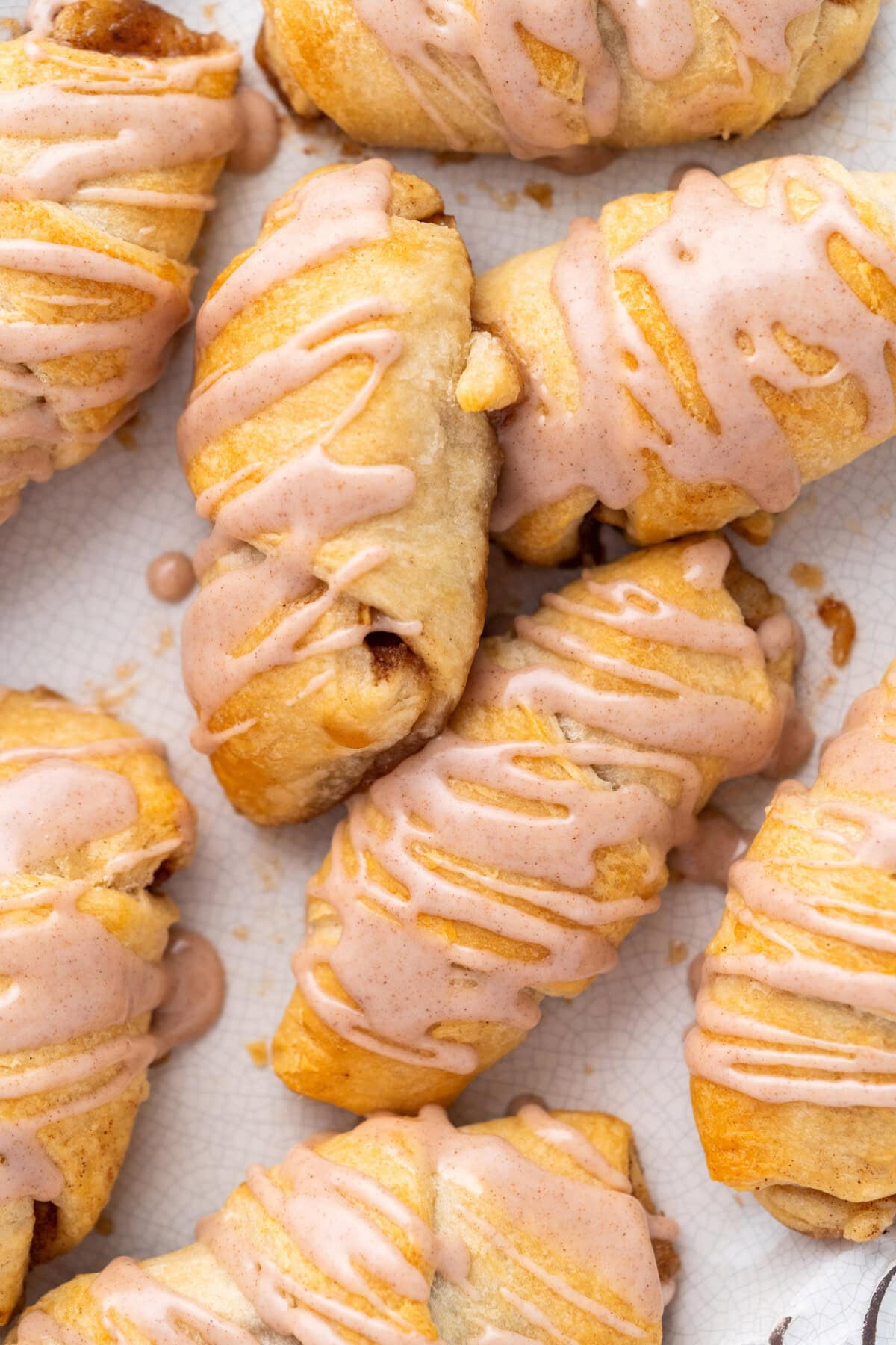 overhead photo of a plate of Apple Pie Bites