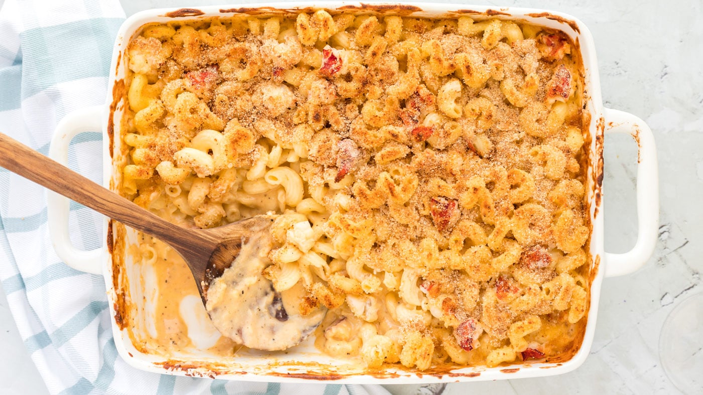 Against all that decadent cheesy, soft texture in this lobster mac and cheese is a light layer of br