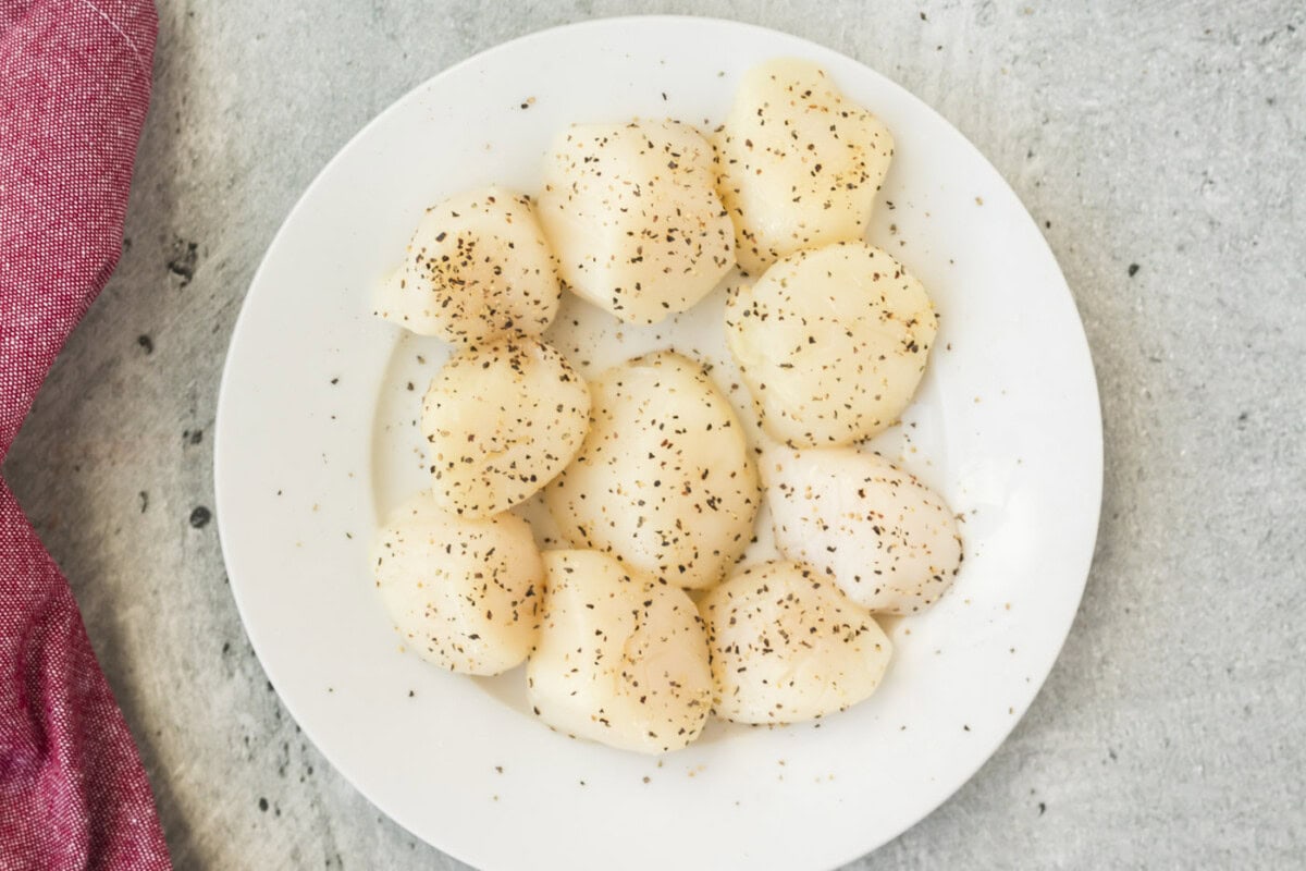 scallops seasoned with salt and pepper