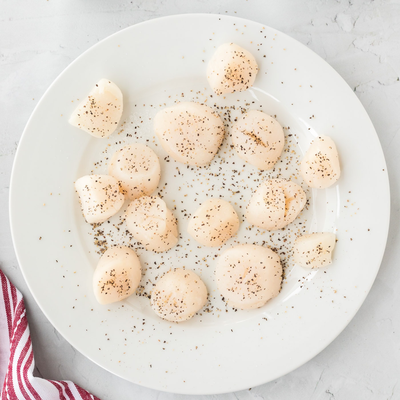 scallops seasoned with salt and pepper